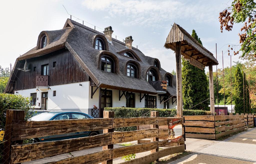 Gasthof Laci Betyar ไฮจ์ดุสโซบอสโล ภายนอก รูปภาพ